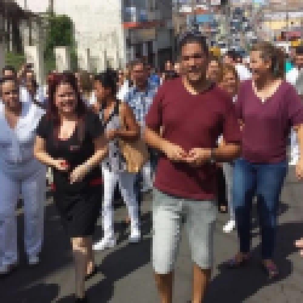 Funcionários da Santa Casa bloqueiam a Avenida São Paulo por atraso no pagamento