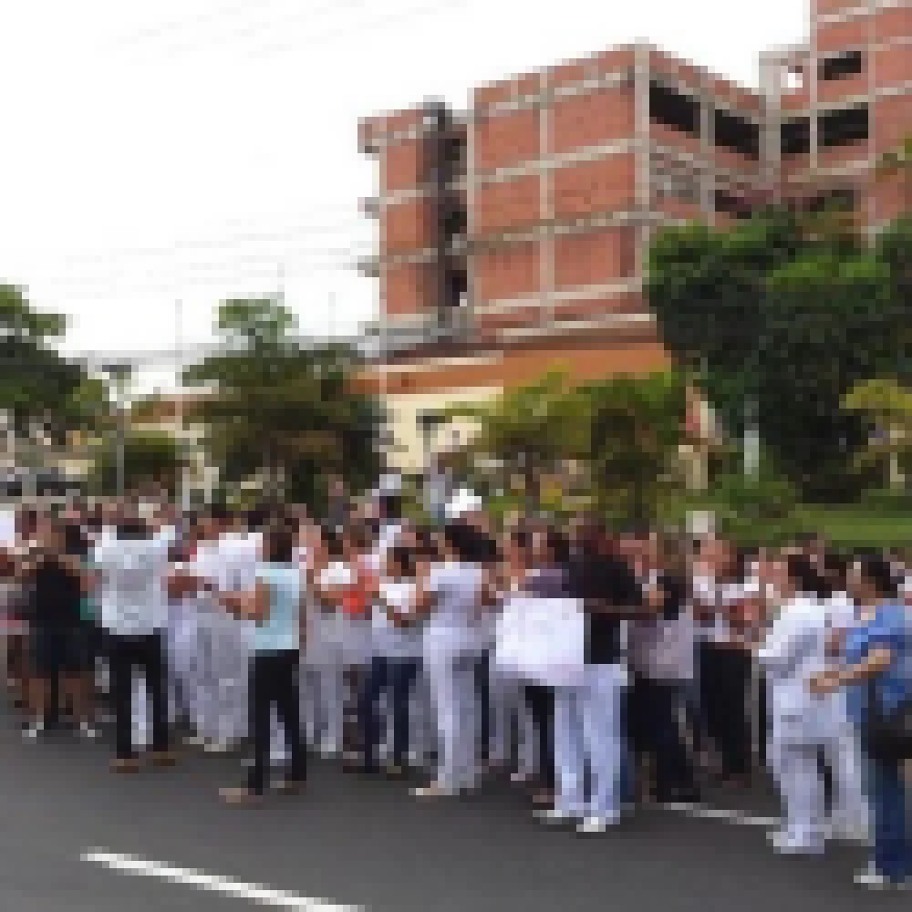 Funcionários da Santa Casa protestam e fecham parte da Avenida São Paulo