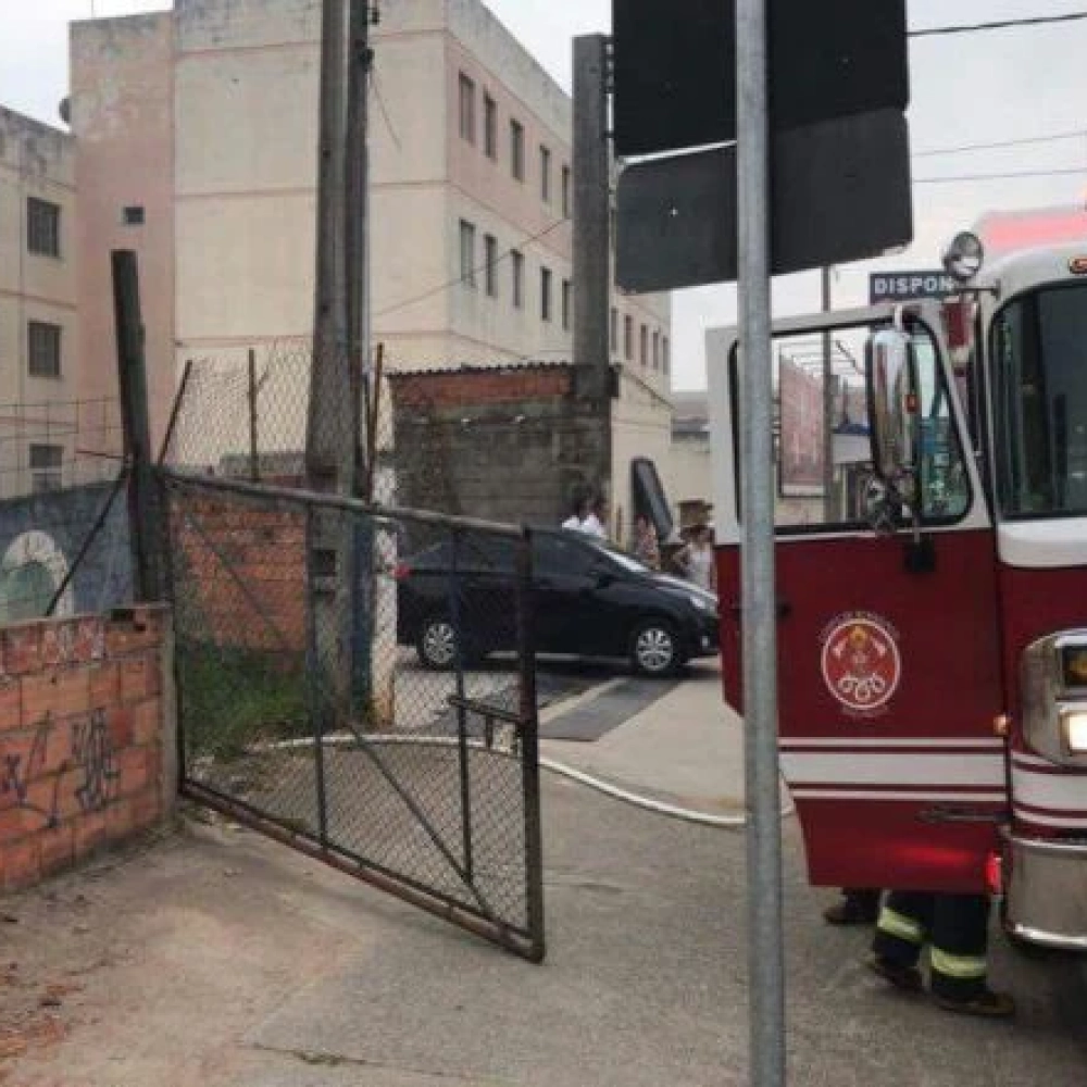 Galpão abandonado pega fogo na Itavuvu