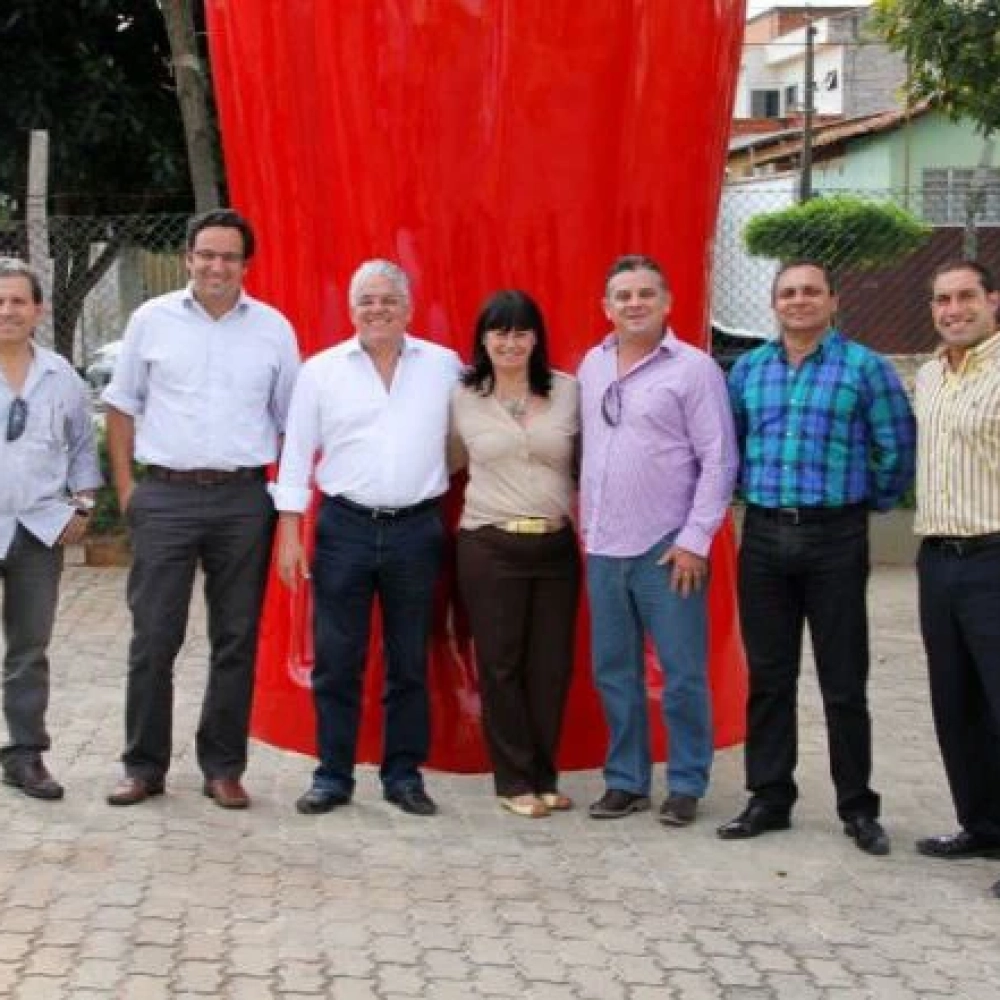 Garrafa gigante de Coca-Cola é inaugurada em Itu