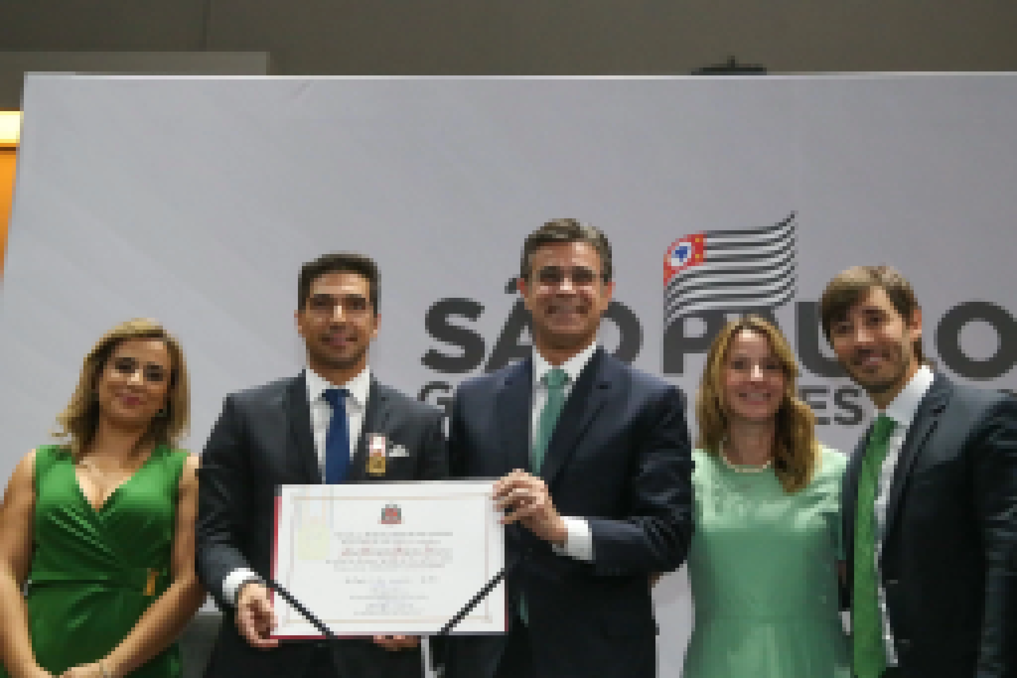 Rodrigo Garcia entrega medalha do Mérito Esportivo ao técnico do Palmeiras