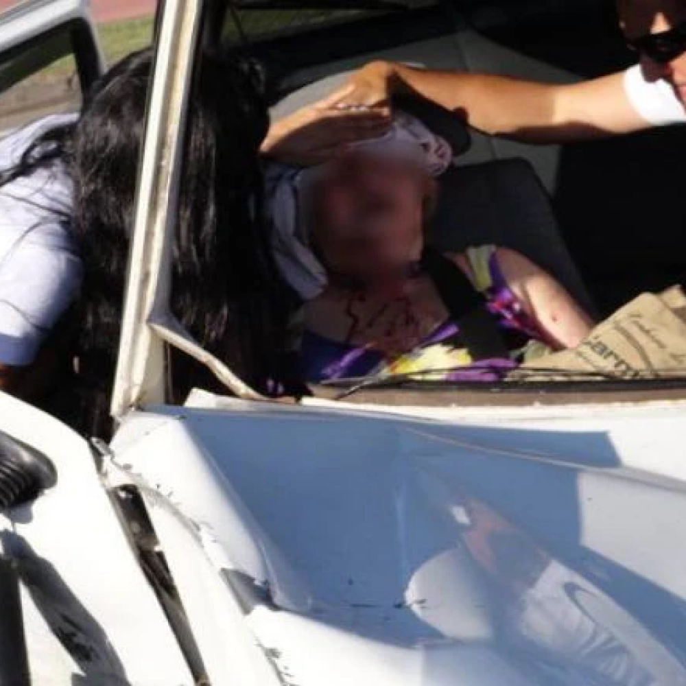 Grave acidente no Parque das Águas, deixa vítima presa às ferragens.