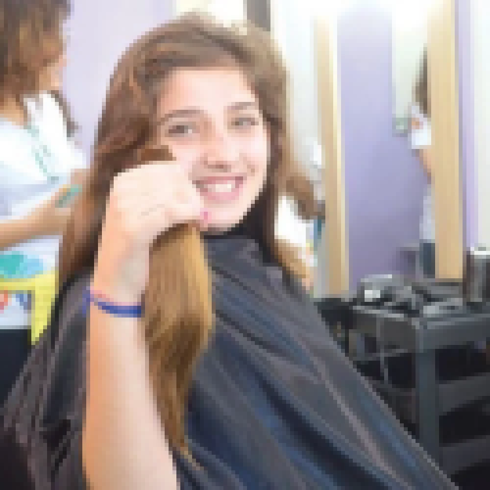 Grupo realiza corte de cabelo solidário em prol de crianças com câncer