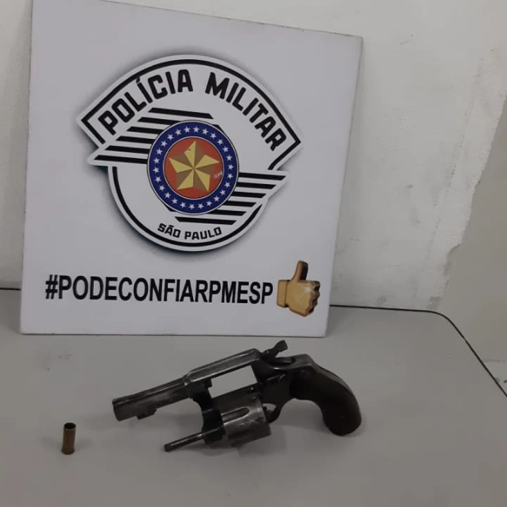 Homem é preso após disparar tiros em via pública