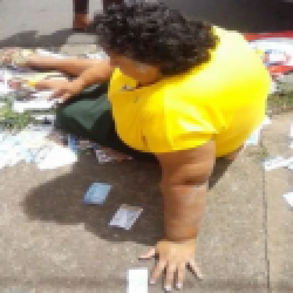 Idosa escorrega em lixo eleitoral e se machuca no Parque São Bento