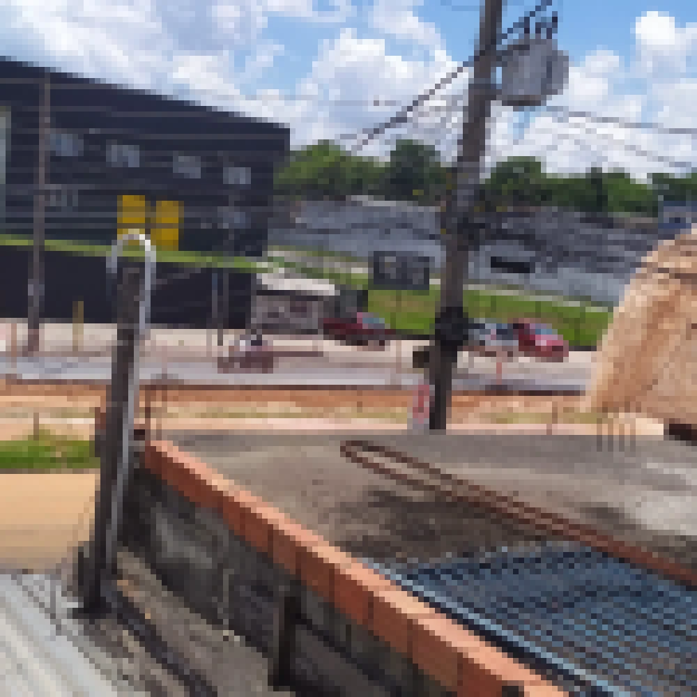 TERCEIRA VEZ! Adutora Ã© rompida por mÃ¡quina do BRT e inunda parte da avenida Itavuvu