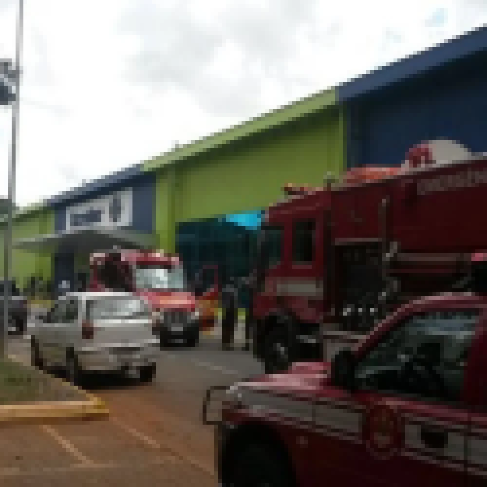 PrincÃ­pio de IncÃªndio em praÃ§a de alimentaÃ§Ã£o evacua hipermercado na Zona Norte