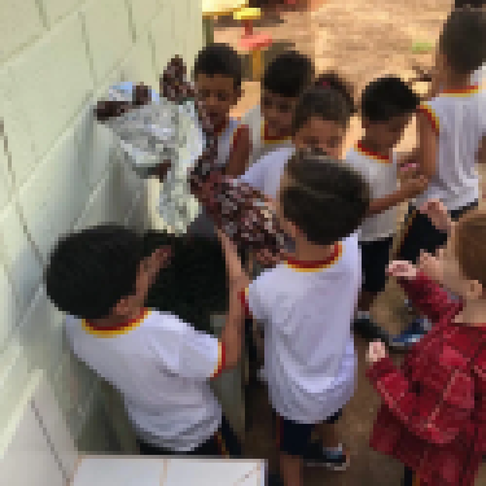 Equipe escolar realiza projeto de partilha com ovo de pÃ¡scoa gigante no CEI-03