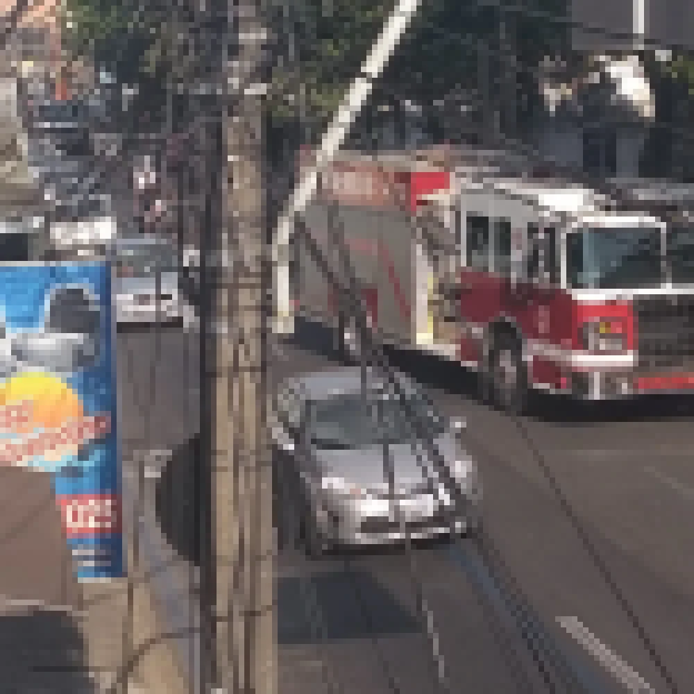 Carro do Sedex pega fogo na rua Comendador Hermelino Matarazzo e deixa o trÃ¢nsito lento