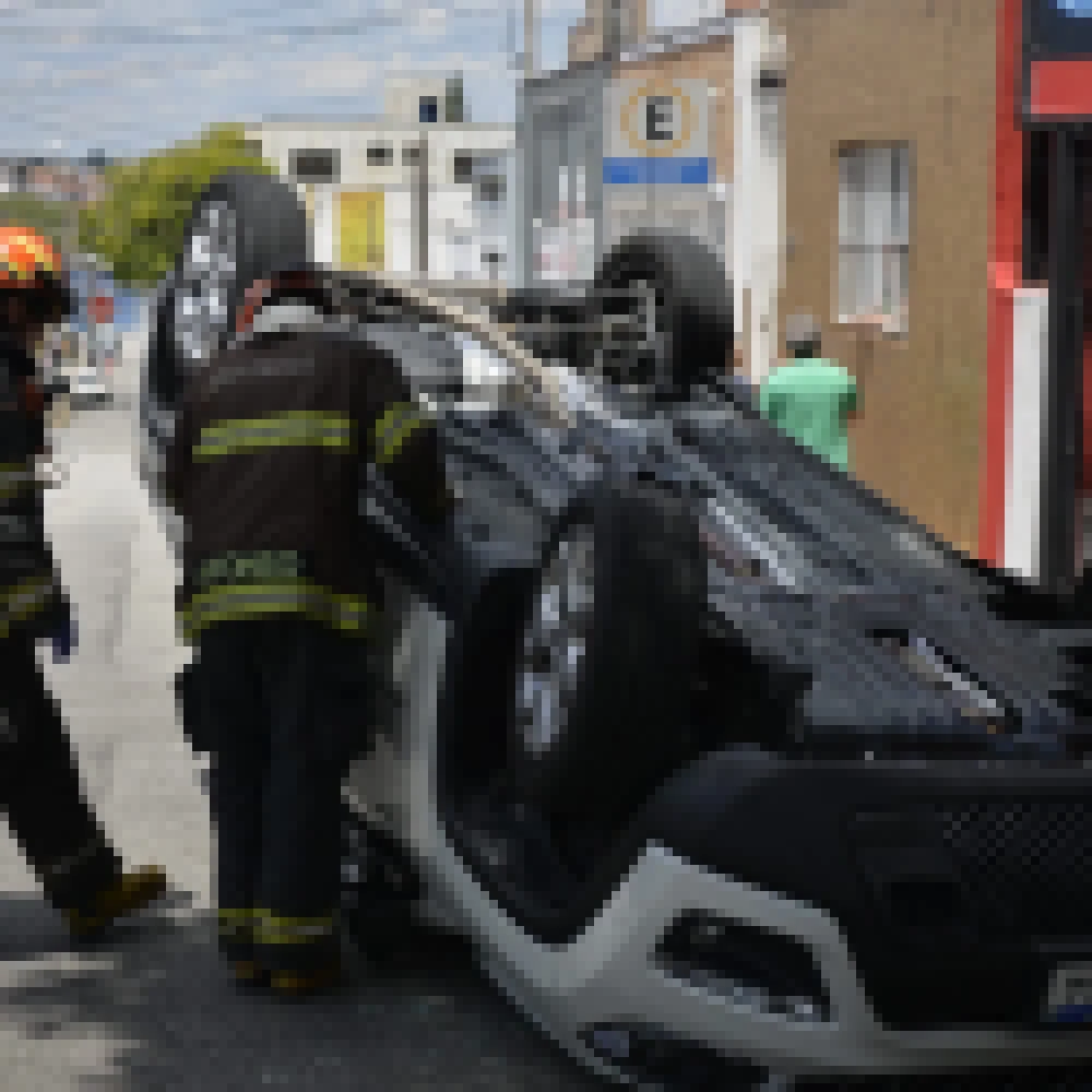 Carro capota apÃ³s forte colisÃ£o em Sorocaba
