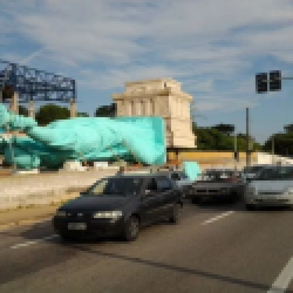 RÃ©plica da EstÃ¡tua da Liberdade chama a atenÃ§Ã£o na Zona Norte