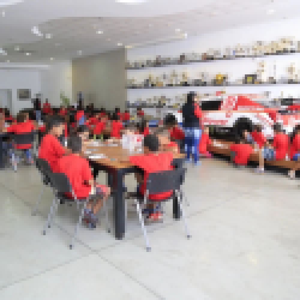 Bandeiras Centro Empresarial recebe 170 atendidos da Pastoral do Menor para tour educativo e cultural
