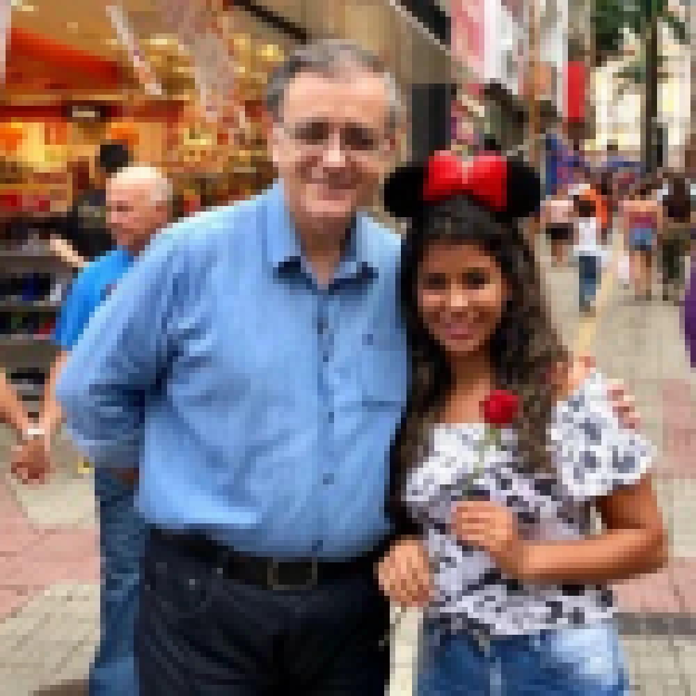 Prefeito JosÃ© Crespo entrega rosas Ã s mulheres no Centro de Sorocaba