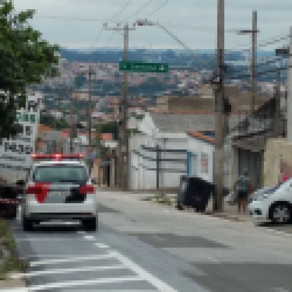 CaminhÃ£o perde o freio e bate em muro de residÃªncia na rua Paes de Linhares