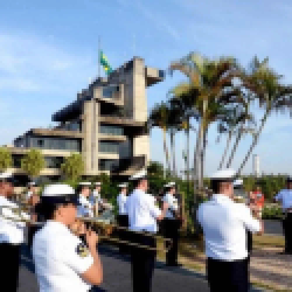 Ao som do hino nacional, bandeira Ã© hasteada no PaÃ§o