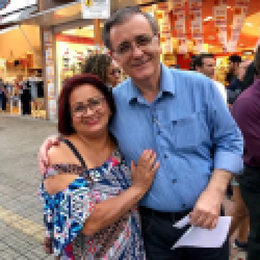 Prefeito JosÃ© Crespo entrega rosas Ã s mulheres no Centro de Sorocaba