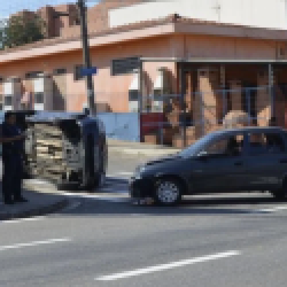 Motorista ignora sinal vermelho e causa capotamento na Avenida Itavuvu