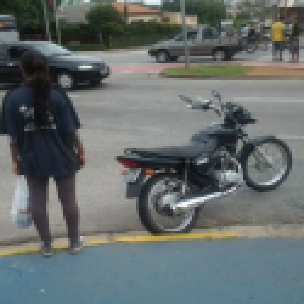 Carro freia bruscamente e motociclista cai no meio da Avenida Itavuvu