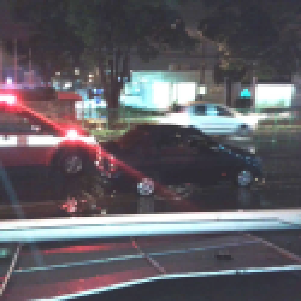 Totem de loja de pneus cai sobre carro na avenida Itavuvu durante temporal; Ocupantes do automÃ³vel saÃ­ram ilesos