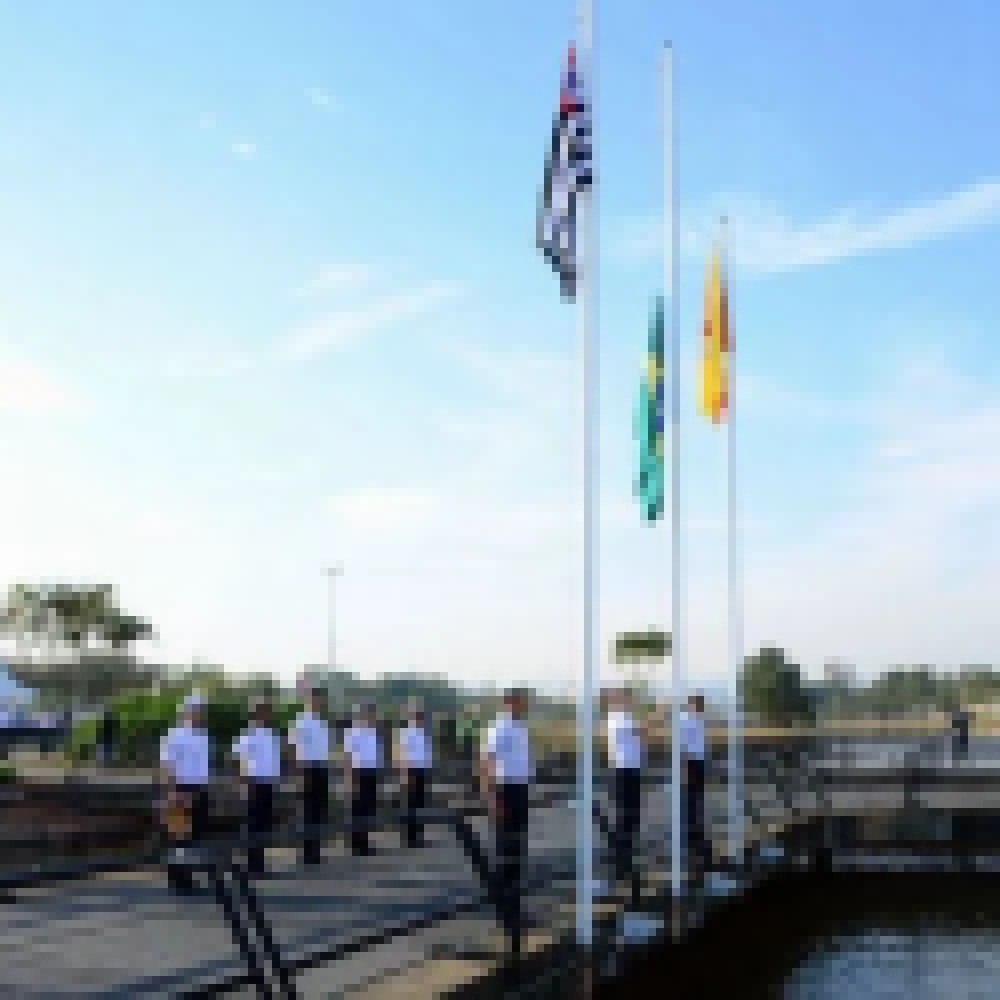 Ao som do hino nacional, bandeira Ã© hasteada no PaÃ§o