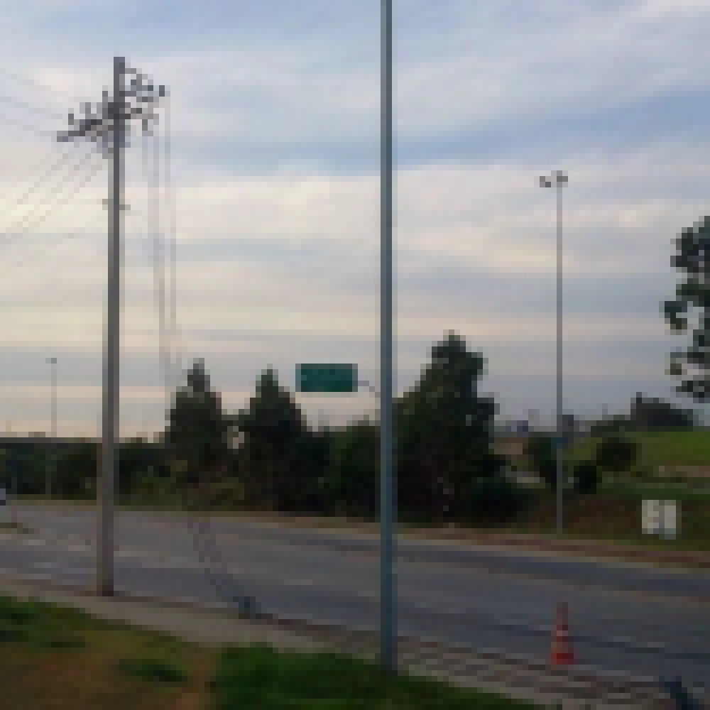 CaminhÃ£o de Concreto tomba e derruba poste prÃ³ximo ao Parque das Ã�guas