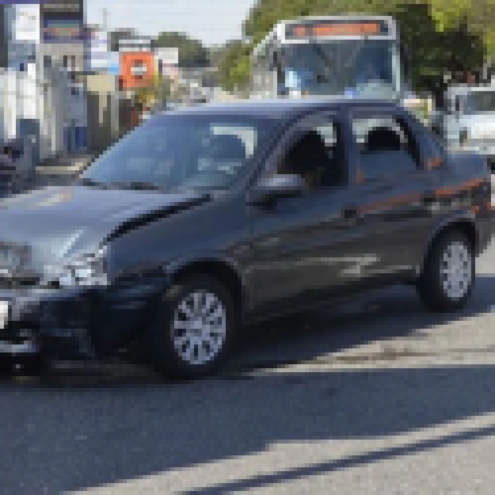 Motorista ignora sinal vermelho e causa capotamento na Avenida Itavuvu