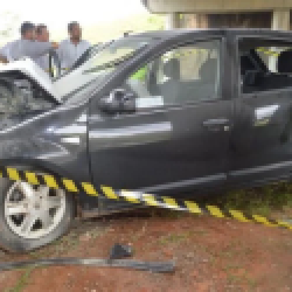 Executivo fica ferido apÃ³s bater carro contra viaduto na Castelinho