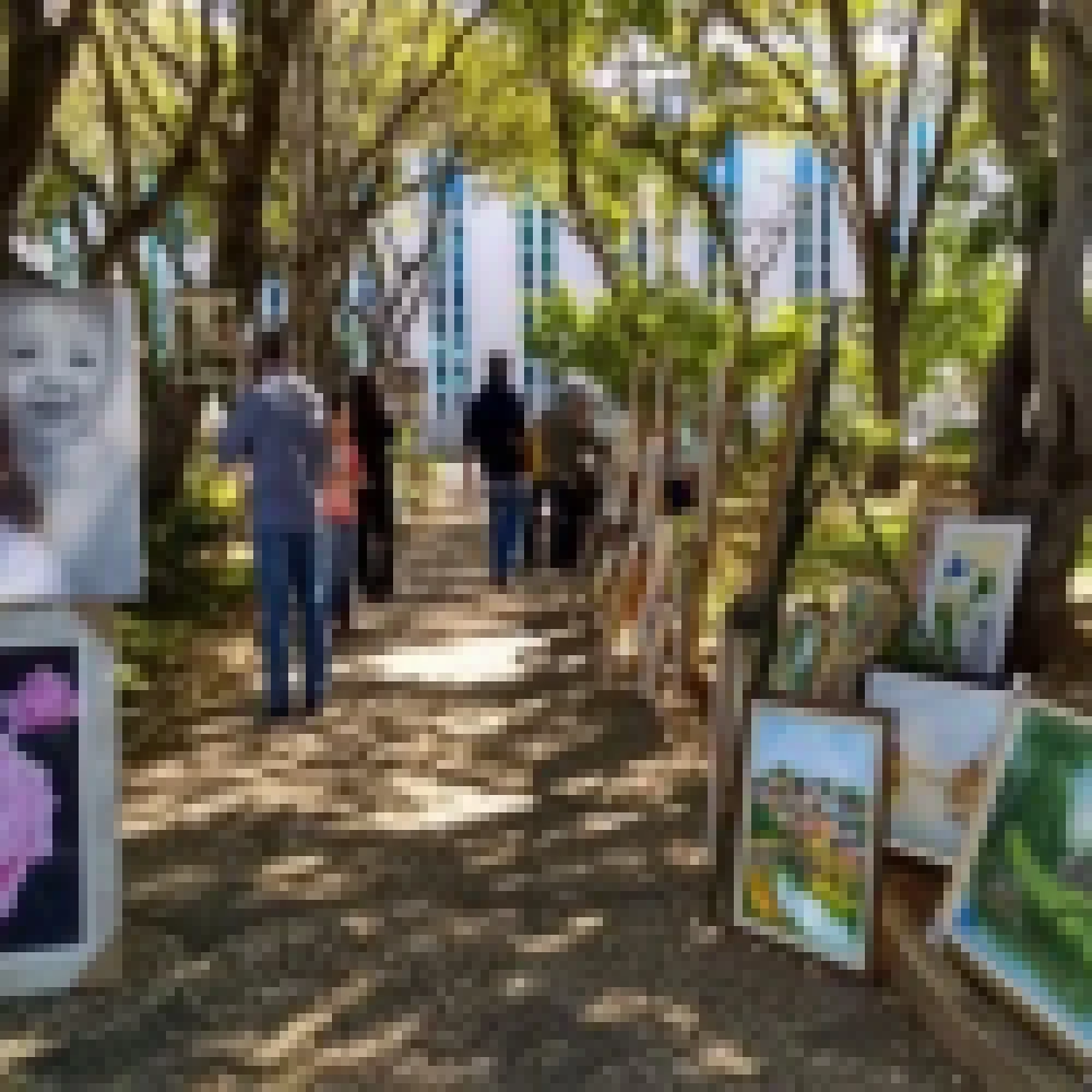 Artistas de Sorocaba e regiÃ£o expÃµem obras na PraÃ§a Pio XII