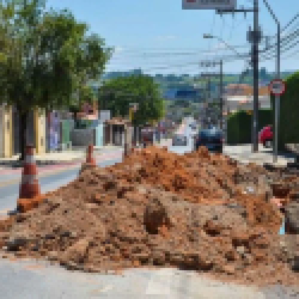 Obra do Saae ocupa faixa da Rua Paes de Linhares