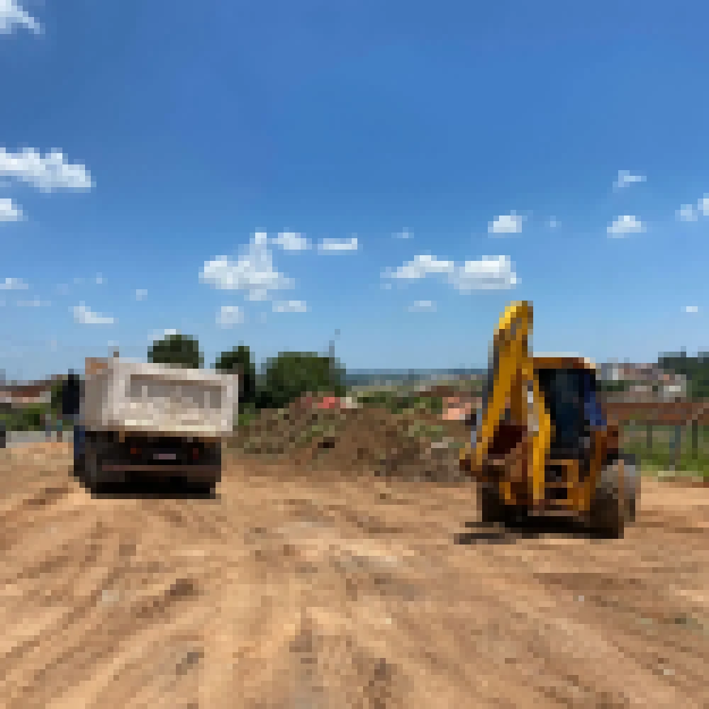 Prefeitura inicia obras da praÃ§a no Jardim Santa CecÃ­lia