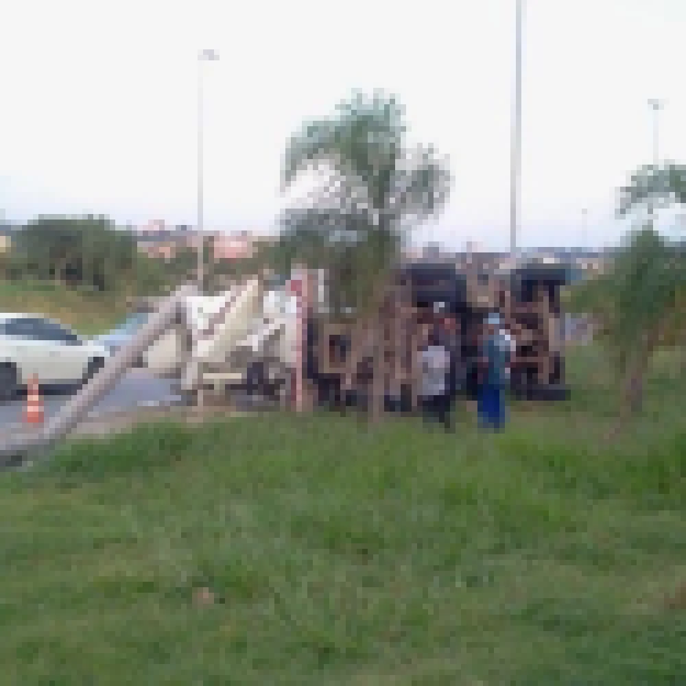 CaminhÃ£o de Concreto tomba e derruba poste prÃ³ximo ao Parque das Ã�guas
