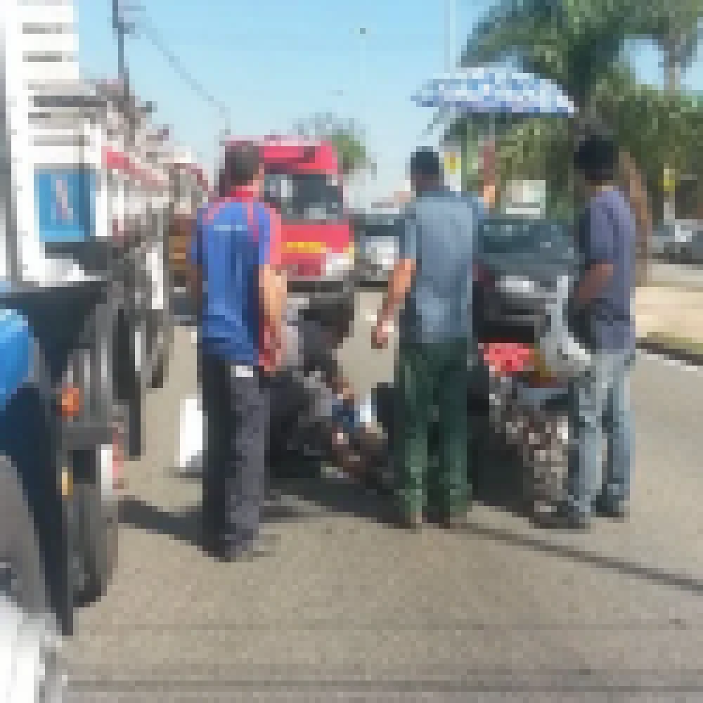Motociclista fica ferido apÃ³s bater em caminhÃ£o na Avenida Itavuvu