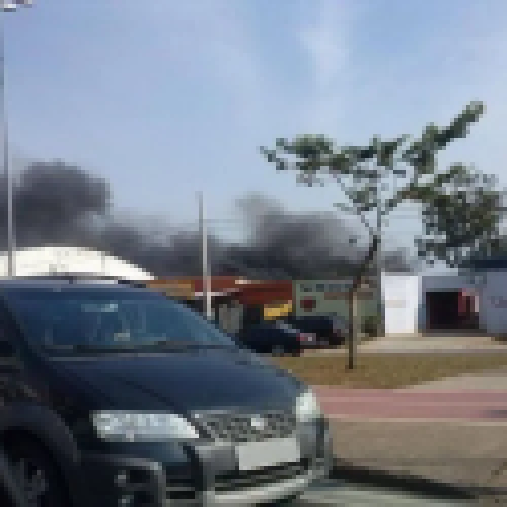 Fogo atinge desmanche de carros na Avenida Ipanema