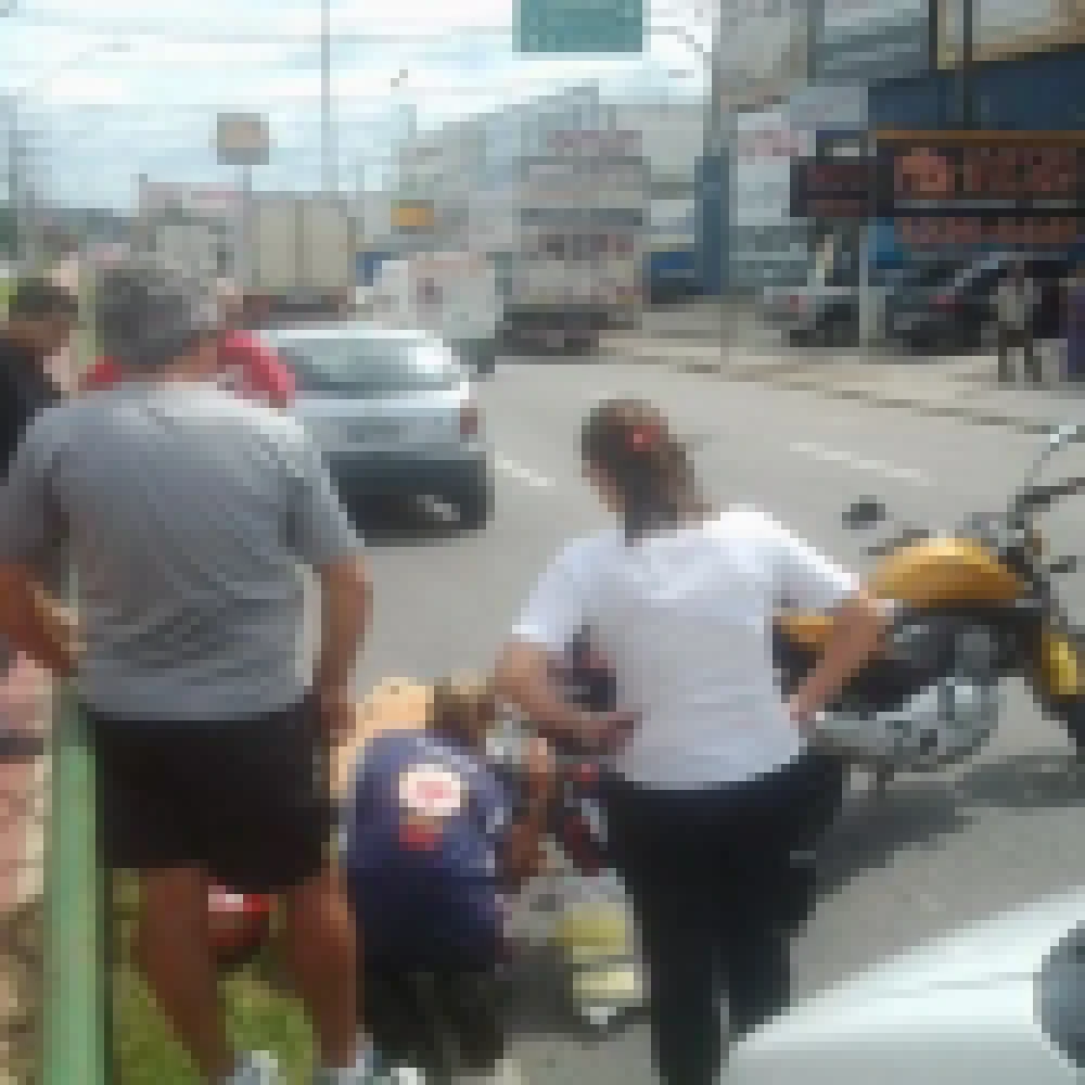 Acidente complica trÃ¢nsito na Avenida Itavuvu