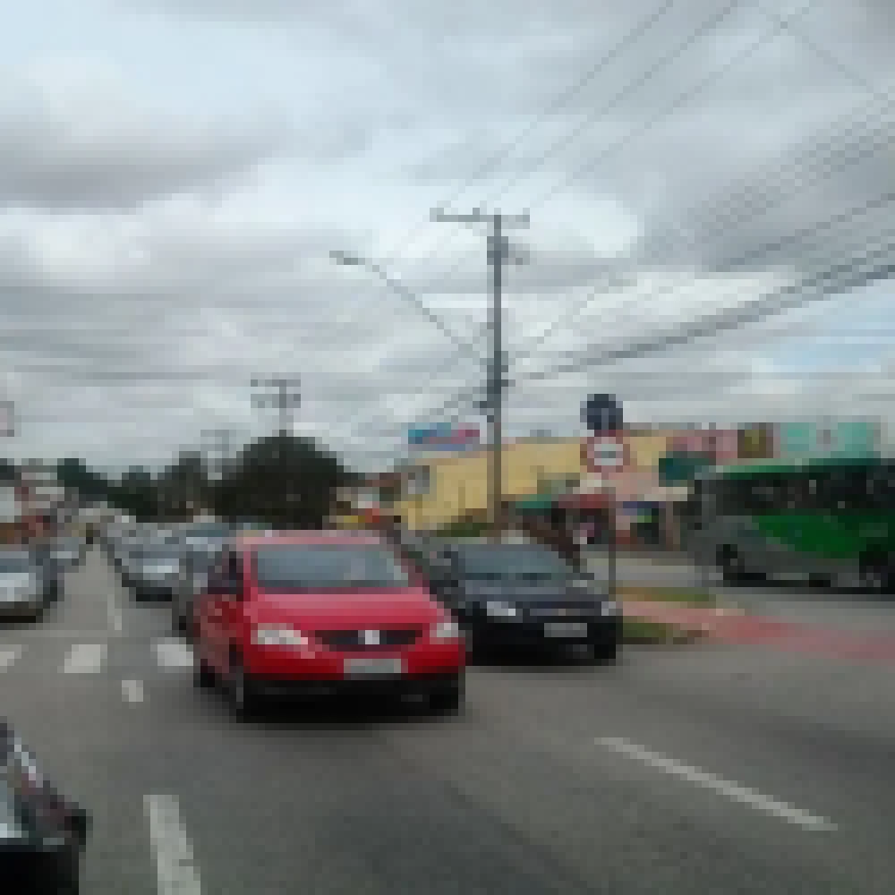 Carro freia bruscamente e motociclista cai no meio da Avenida Itavuvu