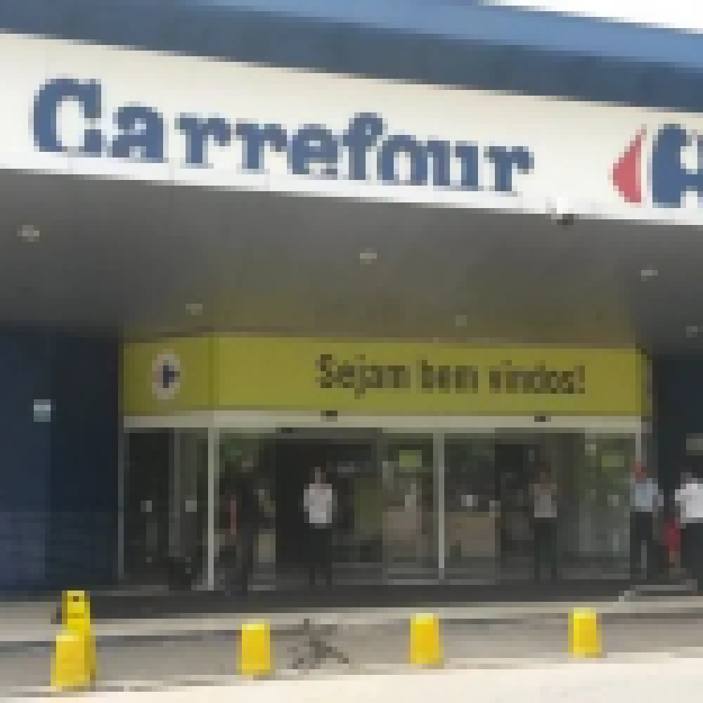 PrincÃ­pio de IncÃªndio em praÃ§a de alimentaÃ§Ã£o evacua hipermercado na Zona Norte