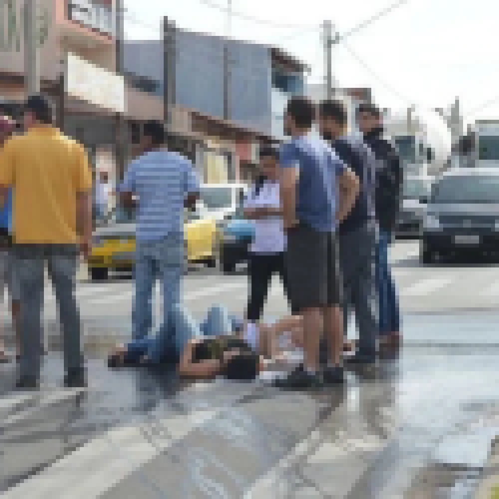 Motociclista perde o controle e duas pessoas ficam feridas na AtanÃ¡sio Soares