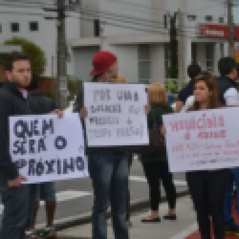 Parentes e Amigos fazem manifestaÃ§Ã£o para pedir justiÃ§a pela morte de mÃºsico