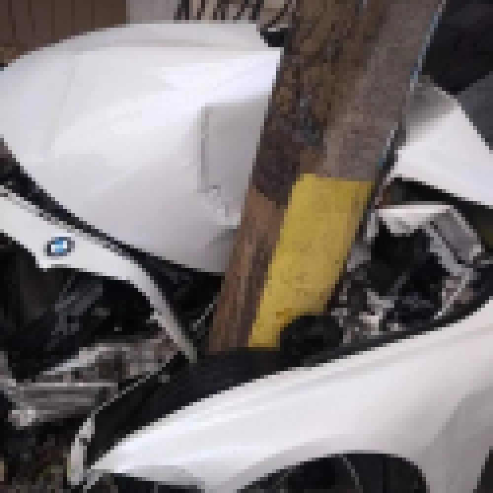 Motorista perde o controle da direÃ§Ã£o e destrÃ³i BMW ao colidir em poste da avenida SÃ£o Paulo