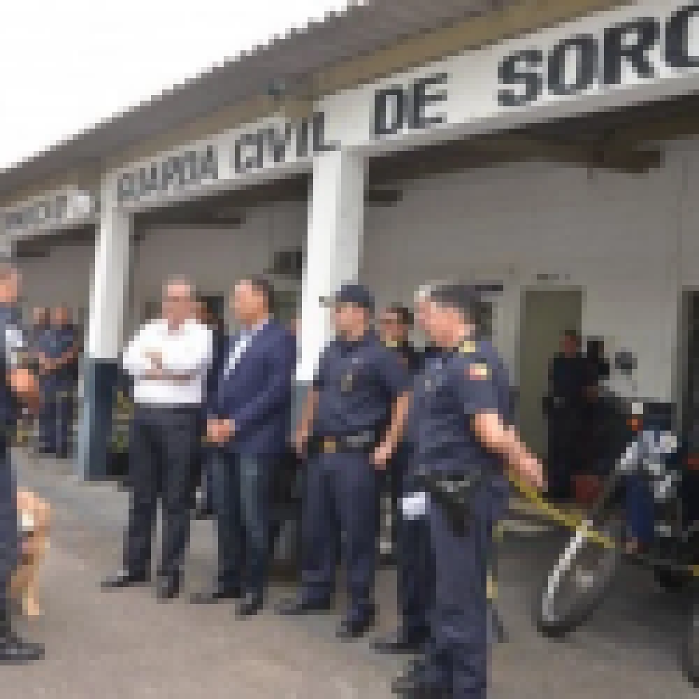 Prefeito JosÃ© Crespo faz visita Ã  Escola da Guarda Civil Municipal