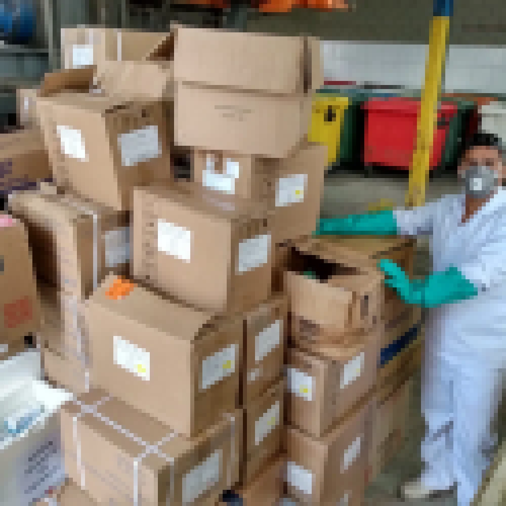 Prefeitura descarta 5 toneladas de produtos apreendidos em barracÃ£o clandestino