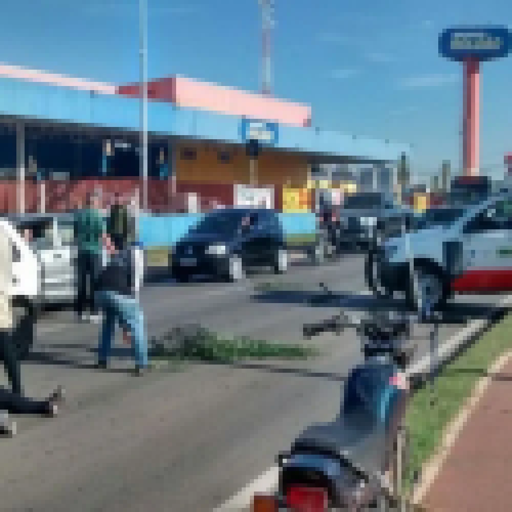 Motociclista fica ferida em acidente que envolveu quatro veÃ­culos na Avenida Ipanema