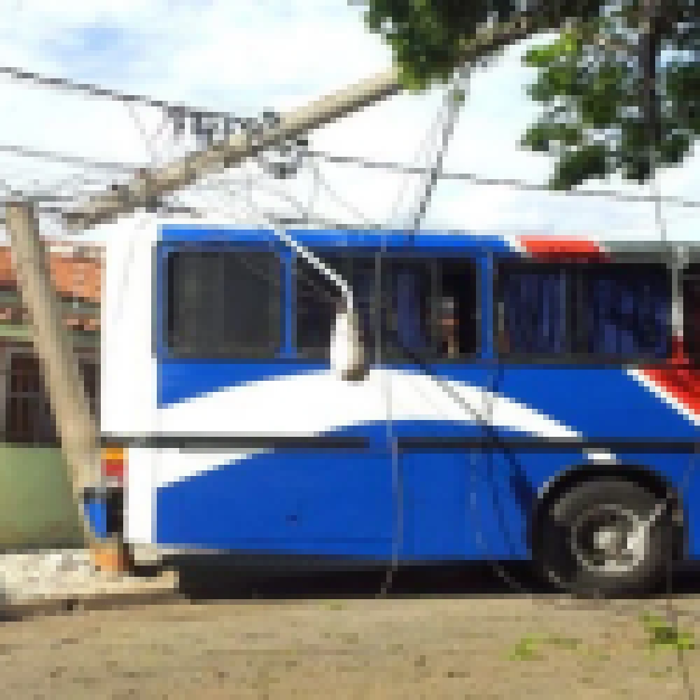 Ã”nibus em manutenÃ§Ã£o perde o freio e atinge poste na Zona Norte