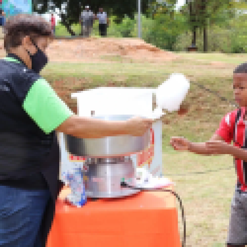 Dia das CrianÃ§as no Residencial Jardim CarandÃ¡ tem diversas atividades e Prefeitura entrega praÃ§a revitalizada aos moradores