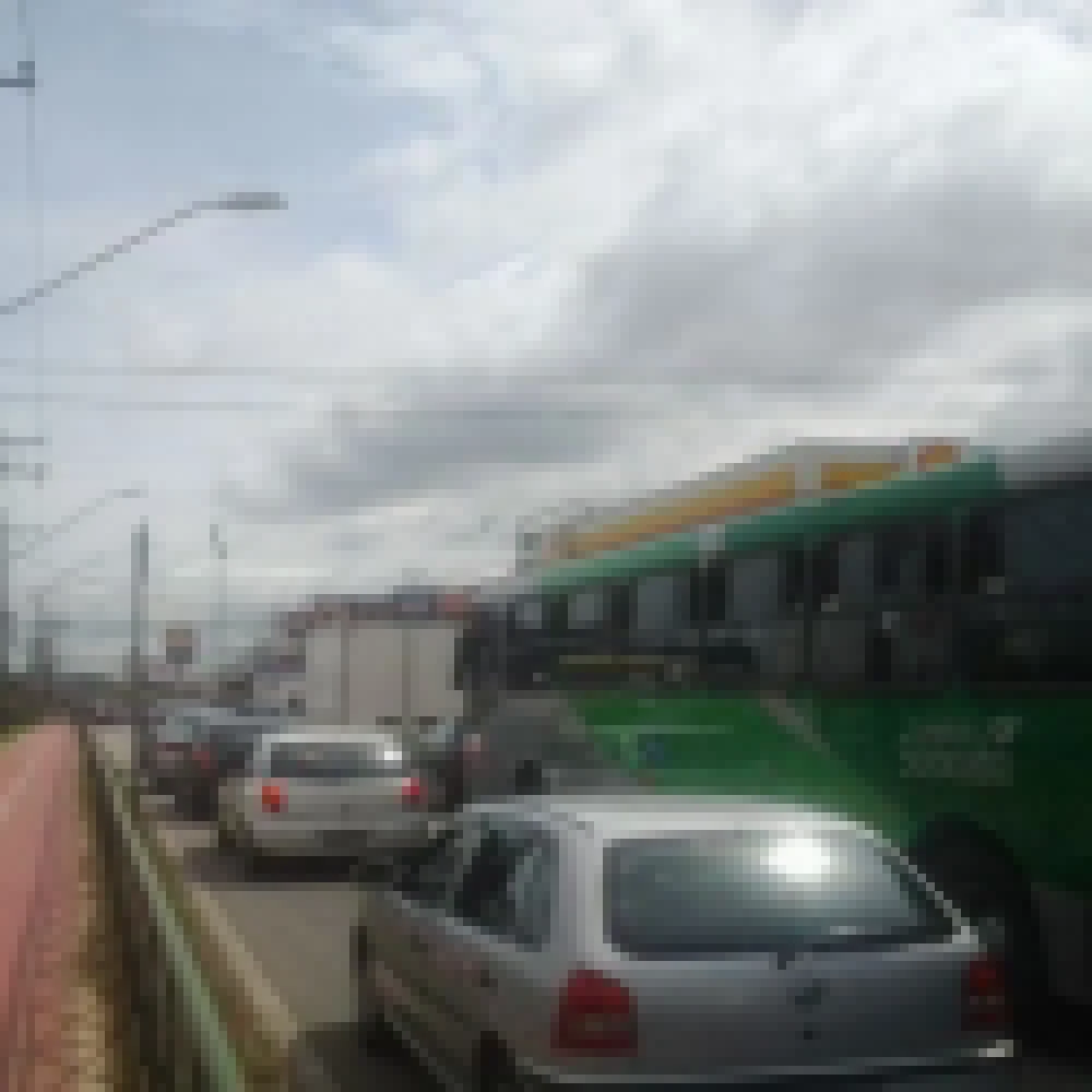 Acidente complica trÃ¢nsito na Avenida Itavuvu