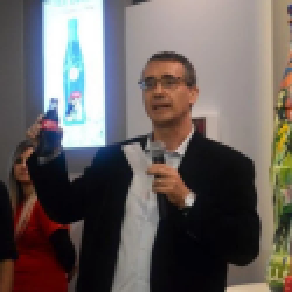 ExposiÃ§Ã£o sobre o centenÃ¡rio da garrafa da Coca-Cola segue atÃ© domingo