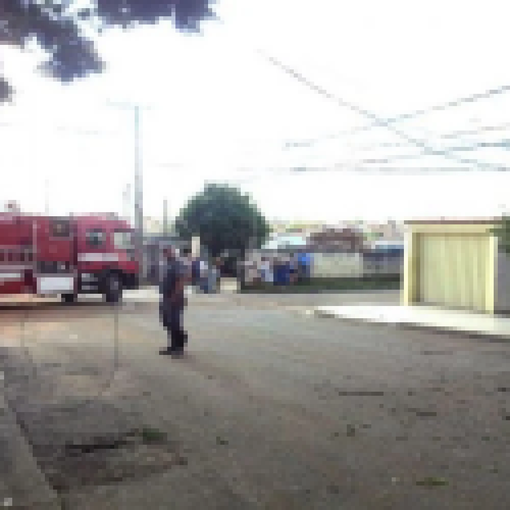 Ã”nibus em manutenÃ§Ã£o perde o freio e atinge poste na Zona Norte