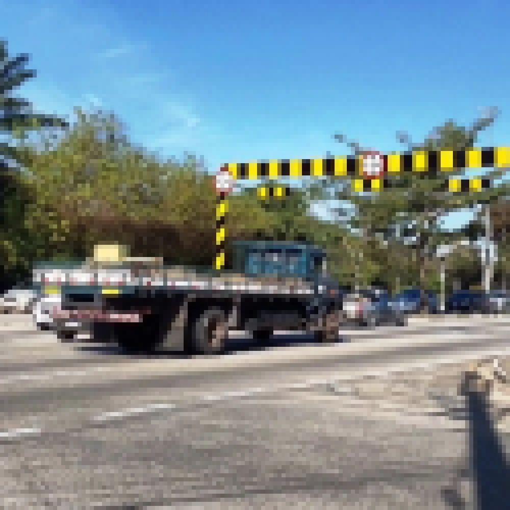 Prefeitura instala delimitador de altura de caminhÃµes em mais um ponto na Avenida Dom Aguirre