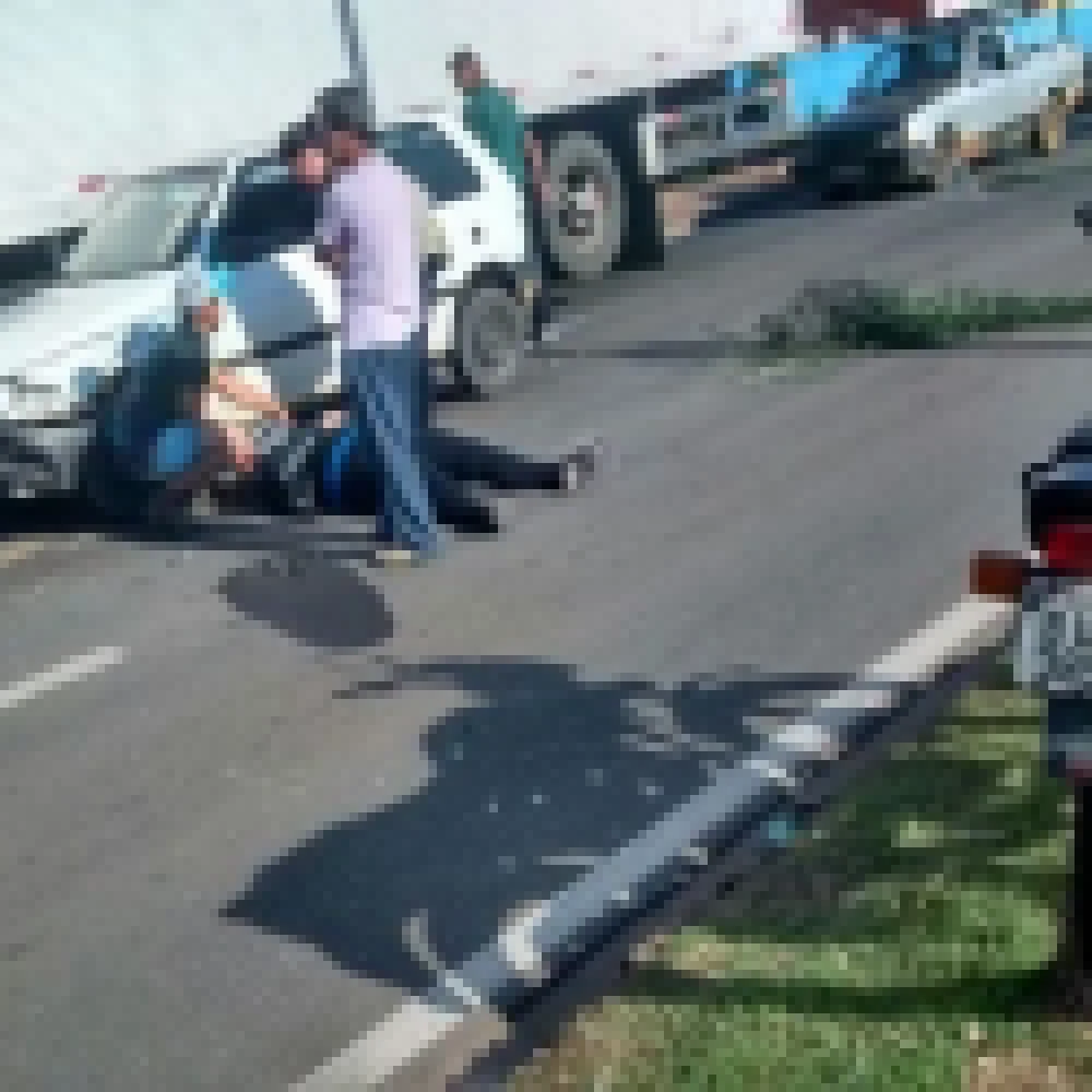 Motociclista fica ferida em acidente que envolveu quatro veÃ­culos na Avenida Ipanema