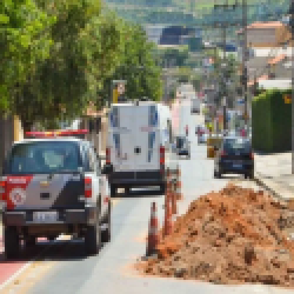 Obra do Saae ocupa faixa da Rua Paes de Linhares